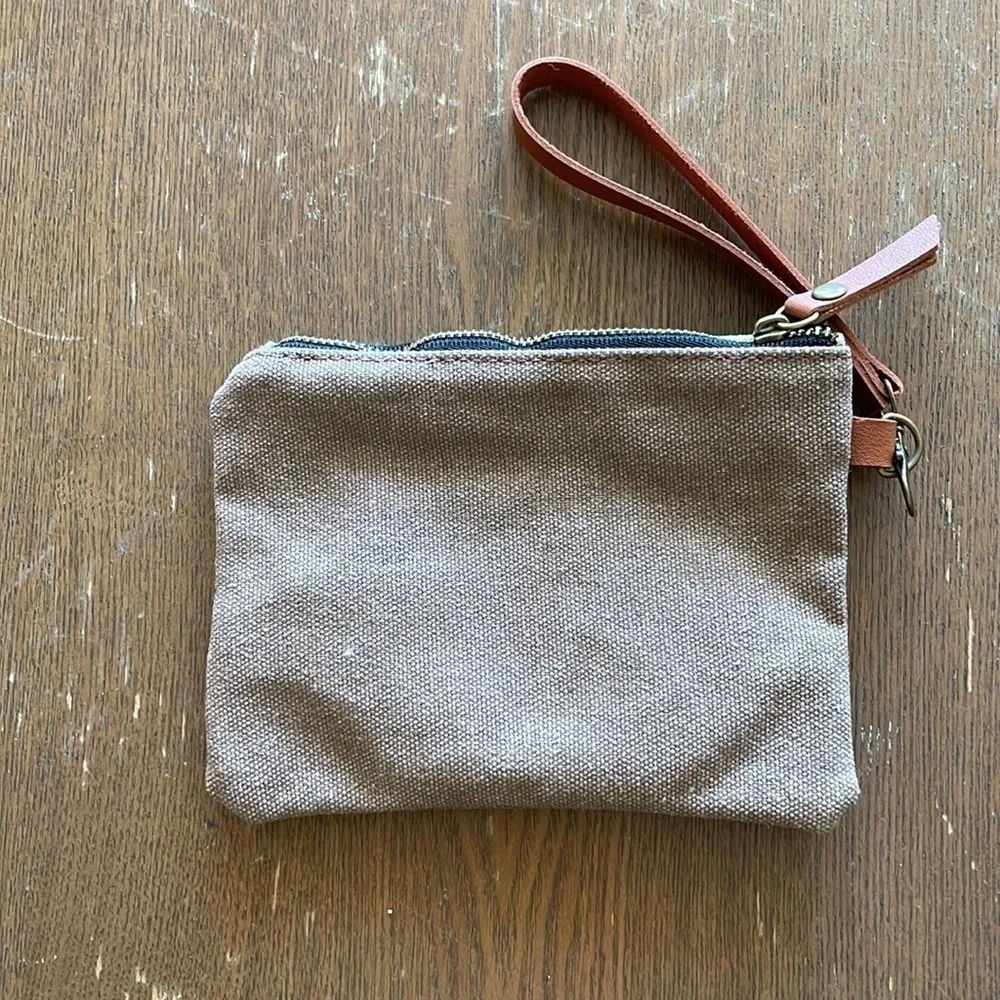 pretty simple wristlet / brand new